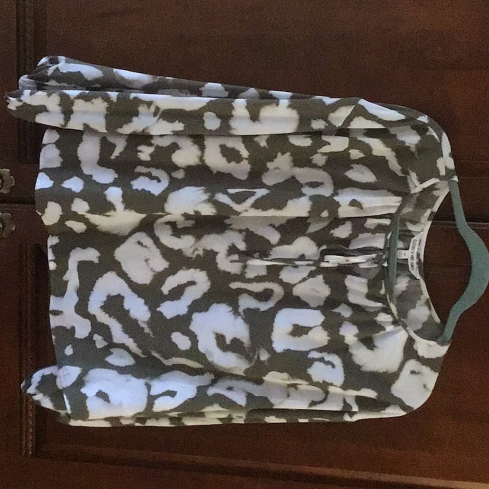 Cute Elizabeth and James NWT olive and white top size M, 23” pit to pit